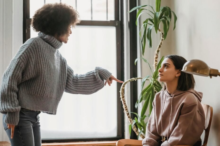 ¿Qué es la falacia lógica ad hominem y ejemplos?