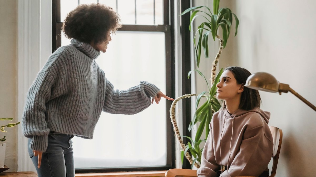 ¿Qué es la falacia lógica ad hominem y ejemplos?